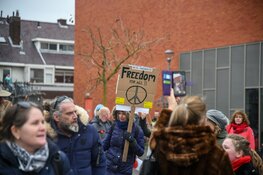 Gemeente Hilversum beëindigt coronademonstratie wegens niet naleven regels