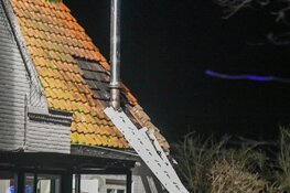 Flinke schoorsteenbrand in Kortenhoef, brandweer schaalt op