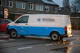 Scooterrijder onder bestelbus in Hilversum
