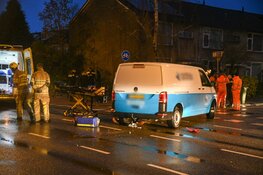 Scooterrijder onder bestelbus in Hilversum