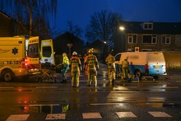 Scooterrijder onder bestelbus in Hilversum
