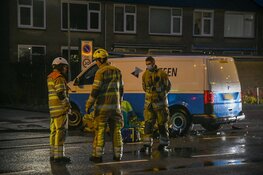 Scooterrijder onder bestelbus in Hilversum