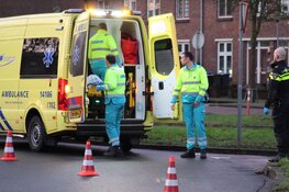 Vrouw op fiets komt hard ten val in Huizen