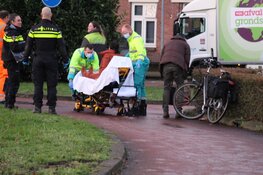 Vrouw op fiets komt hard ten val in Huizen