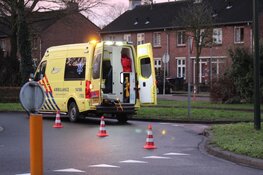 Vrouw op fiets komt hard ten val in Huizen