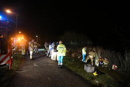 Auto op de kop in de sloot bij eenzijdig ongeval