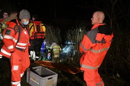 Auto op de kop in de sloot bij eenzijdig ongeval