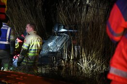 Auto op de kop in de sloot bij eenzijdig ongeval