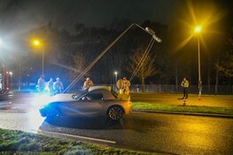 Auto tegen lantaarnpaal gereden in Hilversum