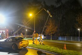 Auto tegen lantaarnpaal gereden in Hilversum