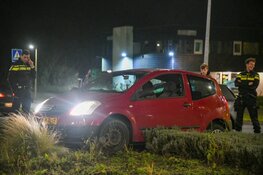 Bestuurder parkeert auto op Hilversumse rotonde en neemt de benen