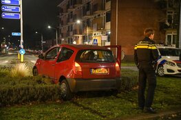 Bestuurder parkeert auto op Hilversumse rotonde en neemt de benen