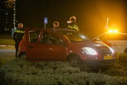 Bestuurder parkeert auto op Hilversumse rotonde en neemt de benen