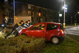 Bestuurder parkeert auto op Hilversumse rotonde en neemt de benen