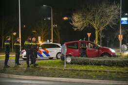 Bestuurder parkeert auto op Hilversumse rotonde en neemt de benen