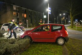Bestuurder parkeert auto op Hilversumse rotonde en neemt de benen