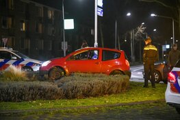 Bestuurder parkeert auto op Hilversumse rotonde en neemt de benen