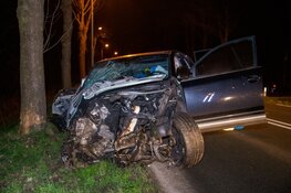 Auto crasht tegen boom in Hilversum, bestuurder op de vlucht