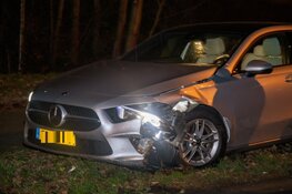 Auto crasht tegen boom in Hilversum, bestuurder op de vlucht