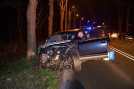 Auto crasht tegen boom in Hilversum, bestuurder op de vlucht