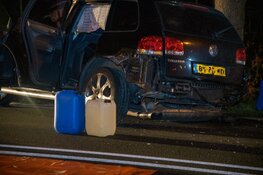 Auto crasht tegen boom in Hilversum, bestuurder op de vlucht