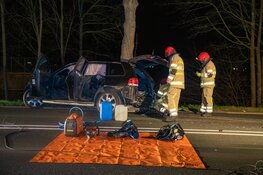 Auto crasht tegen boom in Hilversum, bestuurder op de vlucht