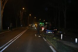 Auto crasht tegen boom in Hilversum, bestuurder op de vlucht