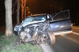 Auto crasht tegen boom in Hilversum, bestuurder op de vlucht