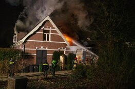 Veel schade bij grote brand in woonboerderij in Loosdrecht