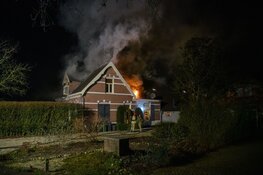 Veel schade bij grote brand in woonboerderij in Loosdrecht