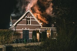 Veel schade bij grote brand in woonboerderij in Loosdrecht