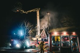 Veel schade bij grote brand in woonboerderij in Loosdrecht