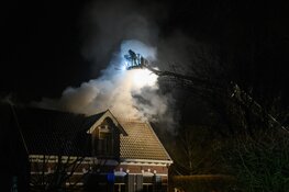 Veel schade bij grote brand in woonboerderij in Loosdrecht