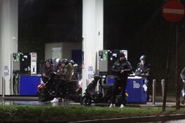 Burgemeester gaat gesprek aan met jongeren in Hilversum. Rust lijkt te zijn weergekeerd