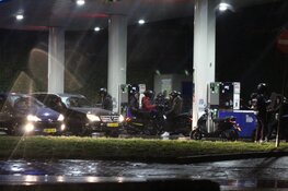 Burgemeester gaat gesprek aan met jongeren in Hilversum. Rust lijkt te zijn weergekeerd