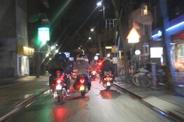 Burgemeester gaat gesprek aan met jongeren in Hilversum. Rust lijkt te zijn weergekeerd