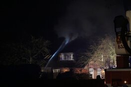 Schoorsteenbrand Eemnes. Brandweer moet rieten dak redden
