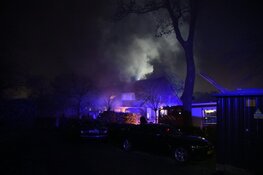 Schoorsteenbrand Eemnes. Brandweer moet rieten dak redden