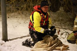 Zwaan uit nare situatie gered door brandweer in Naarden