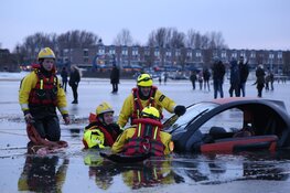 Elektrische auto zakt door het ijs in Huizen