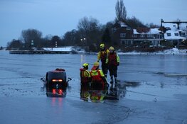 Elektrische auto zakt door het ijs in Huizen