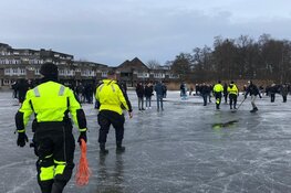 Elektrische auto zakt door het ijs in Huizen