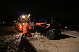 Elektrische auto zakt door het ijs in Huizen