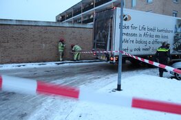 Vrachtwagen tegen woning 'gegleden' in Huizen