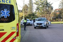Fietser gewond in Huizen bij ongeval tegen auto