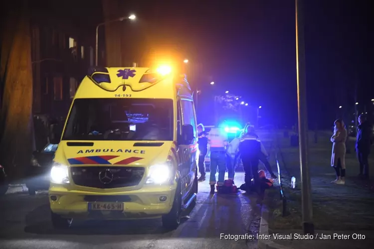 Scooterrijder knalt tegen geparkeerde auto