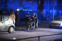 Scooterrijder knalt tegen geparkeerde auto