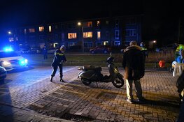 Scooterrijder knalt tegen geparkeerde auto