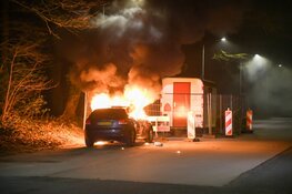 Auto door brand verwoest in Hilversum