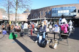 Terras buiten gezet door ondernemers wegens ludieke actie in Huizen
